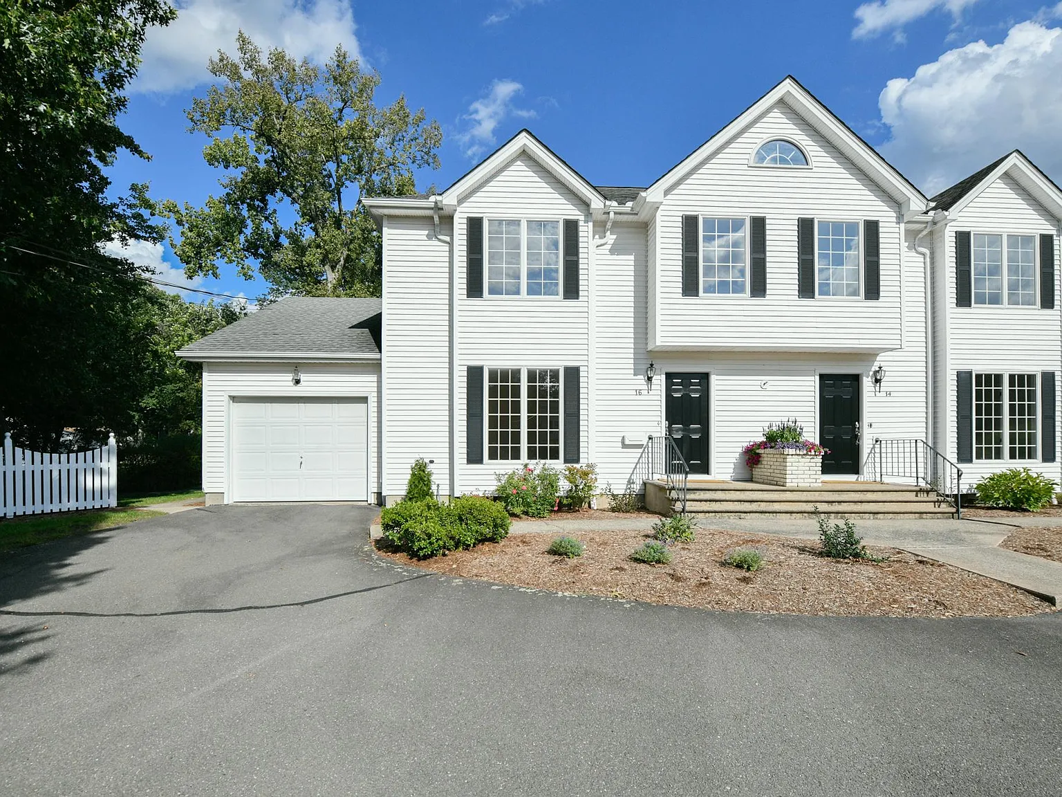 3 bed, 2.5 bath, 1664 sqft, $2,950 — Photo 2