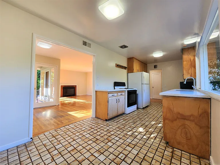 329 Colorado Ave — Photo 7