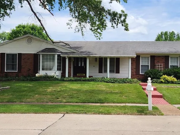 2900 Heatherton Dr, Florissant, MO 63033