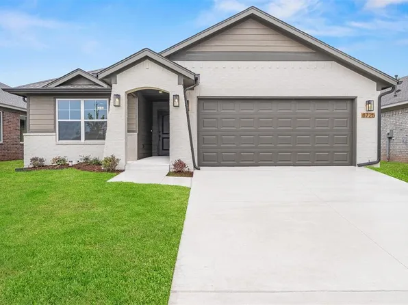 8725 Spruce St, Edmond, OK 73003