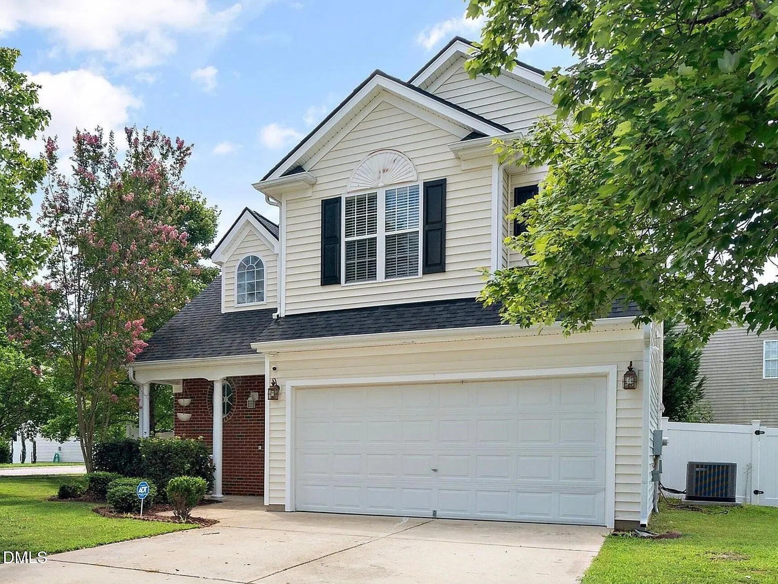 3 bed, 2.0 bath, 1621 sqft, $2,900 — Photo 2
