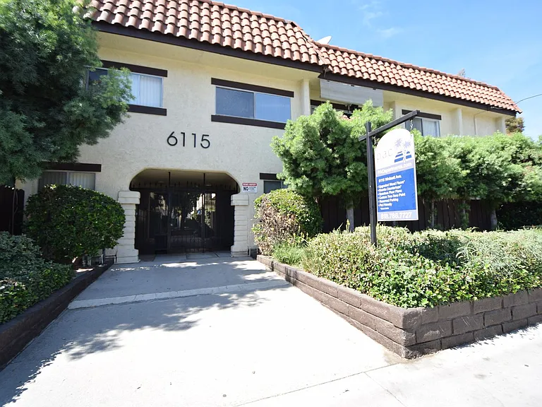 6115 Whitsett Ave — Photo 1