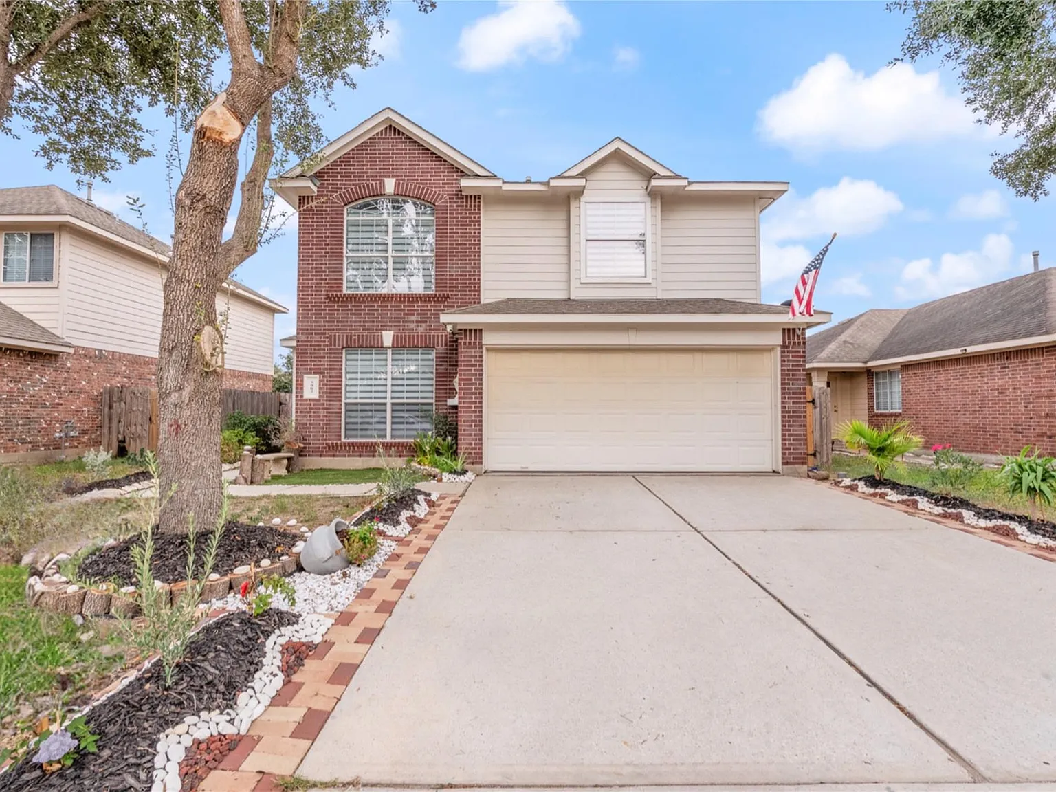 4 bed, 3.0 bath, 2351 sqft, $2,200 — Photo 1