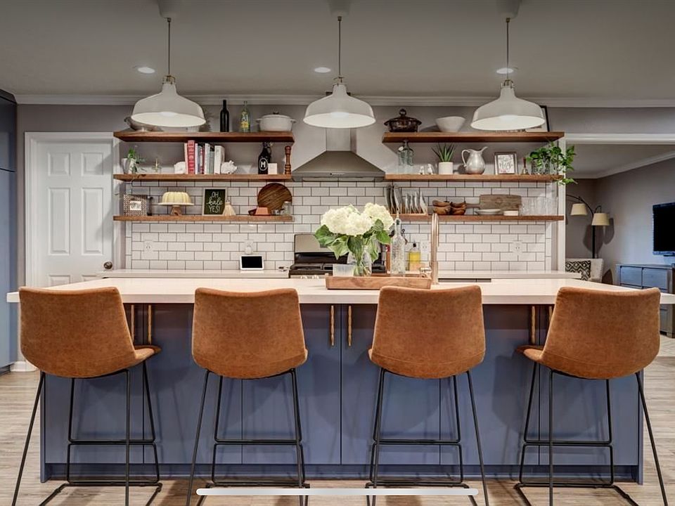 Kitchen with large island