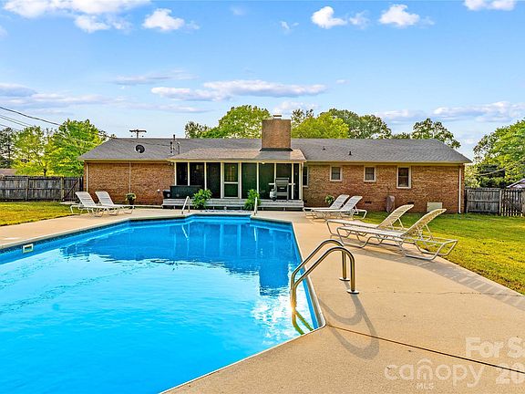 4th image of 868 Fieldstone Rd
