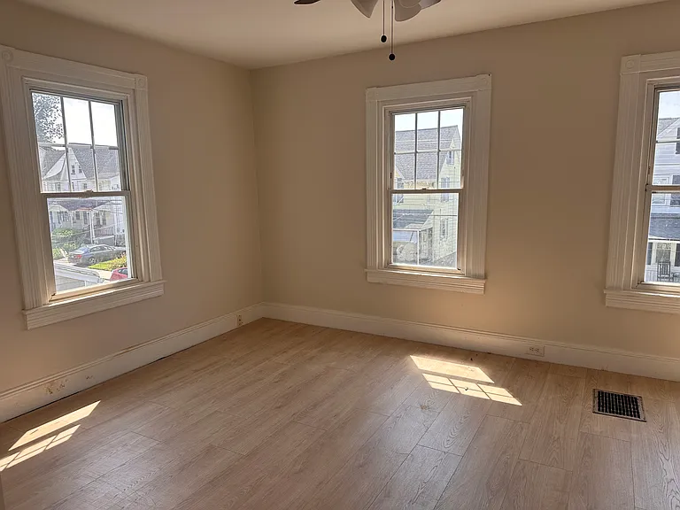 80 Holland Ave — Photo 6