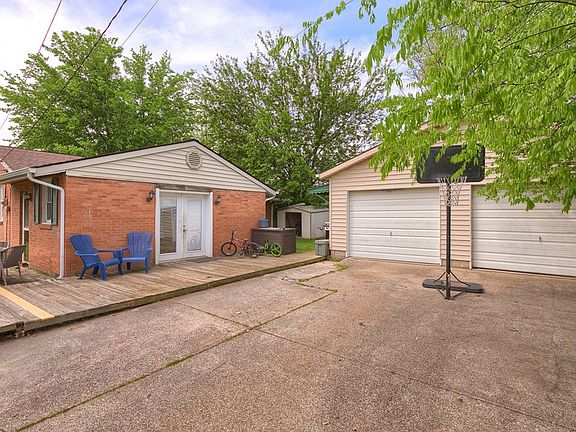 3rd image of 2831 Delaware Dr