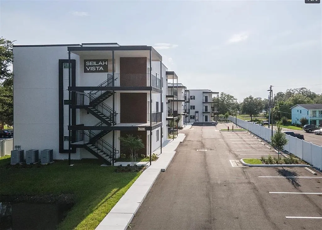 2 bed, 2.0 bath, 1600 sqft, $1,595 — Photo 1