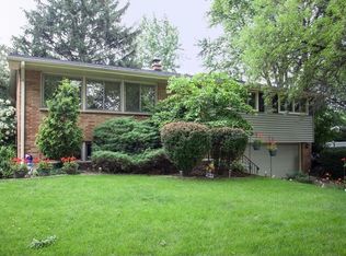 135 Fernwood Dr, Naperville, IL 60540