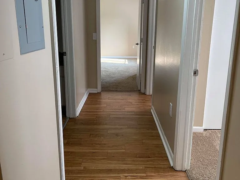 Walnut Manor Apartments — Photo 24
