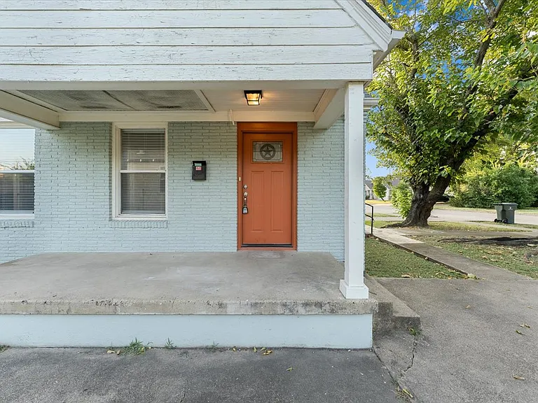 1119 Clinton St — Photo 38