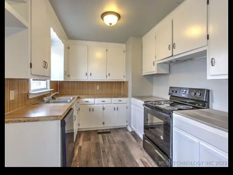 925 E Thompson Ave — Photo 7