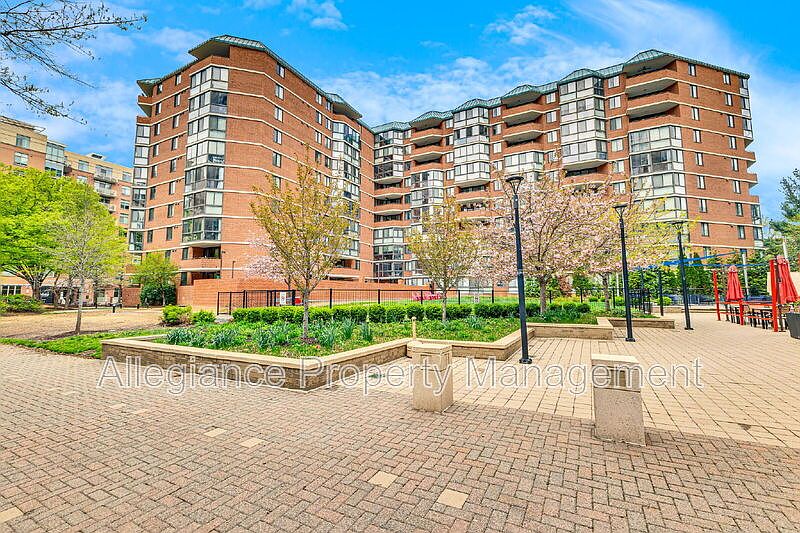 1st image of 1001 N Randolph St APT 321
