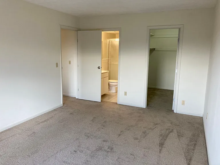Grandin Club Apartments — Photo 9
