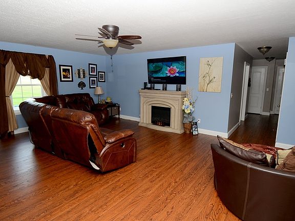 3rd image of 453 Brock Ln