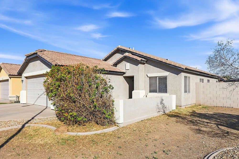 3 bed, 2.0 bath, 1374 sqft, $1,835 — Photo 2