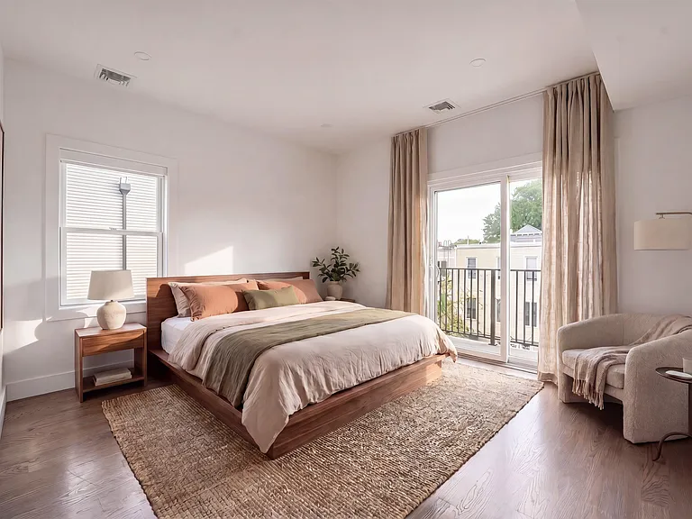 290 Griffith St #2 — Photo 8