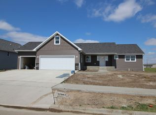 1549 Valley Bluffs Dr, Minot, ND 58701