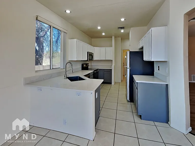 3434 W Desert Bend Loop — Photo 9