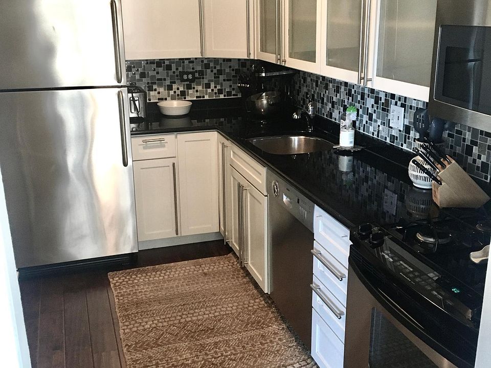 Newly updated kitchen. Size: 11X8