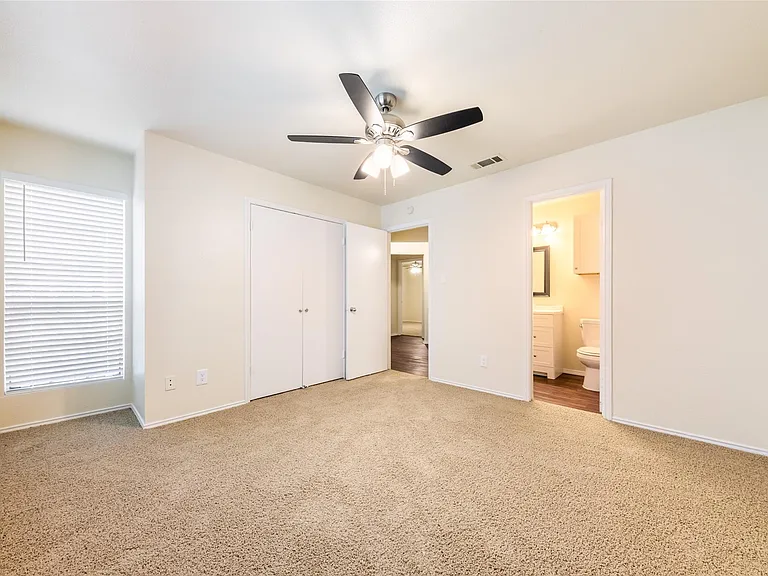 1304 Danbury Sq #A — Photo 9