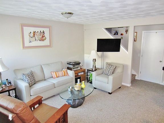 Spacious Open Floor Plan! This unit was renovated under 2 years ago. new paint, carpet and Kitchen Appliances!