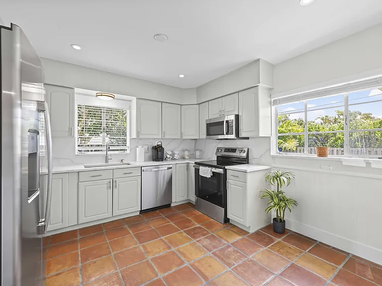 1714 N Palmway — Photo 13