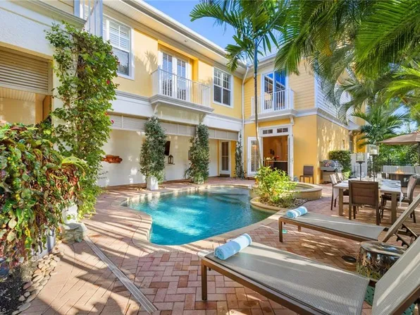 381 6th Ave S, Naples, FL 34102