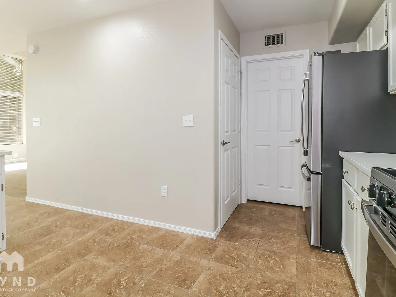 3 bed, 2.0 bath, 1346 sqft, $2,279 — Photo 3