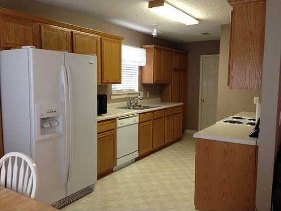 3rd image of 2746 Jennifer Ln
