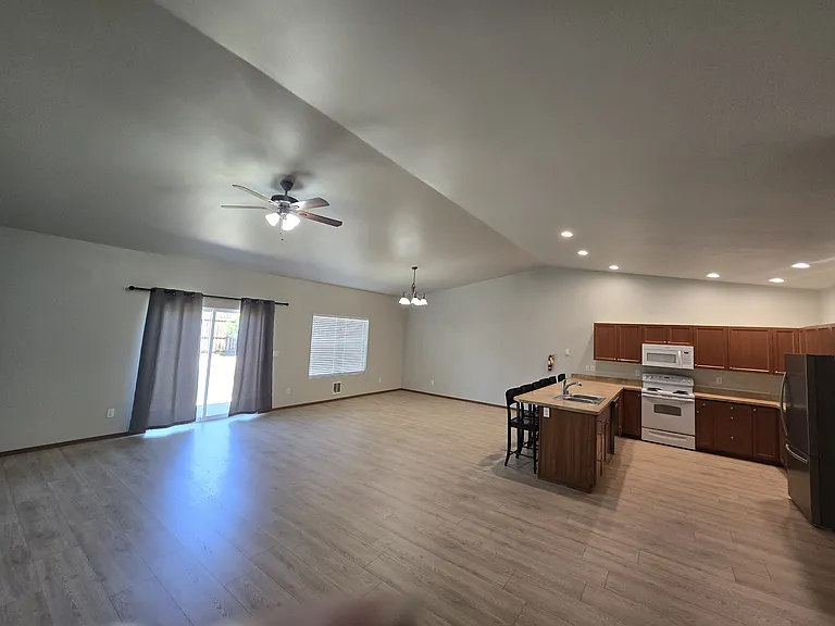 205 E Kristen Ave — Photo 7