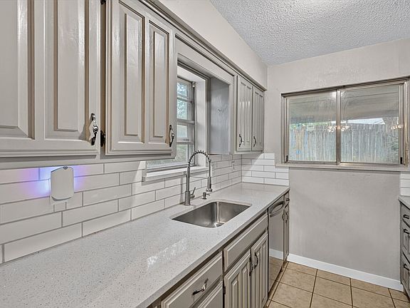 3rd image of 1601 White Oak Ct