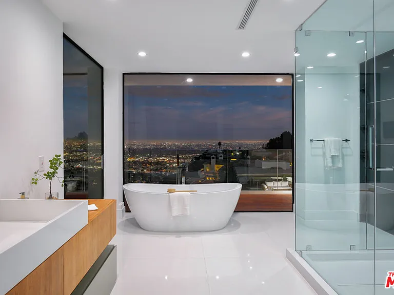 2110 Hercules Dr — Photo 7