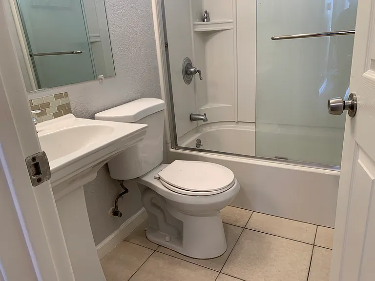 Spacious 2 Bedroom in the Heart of Oakdale!! — Photo 7