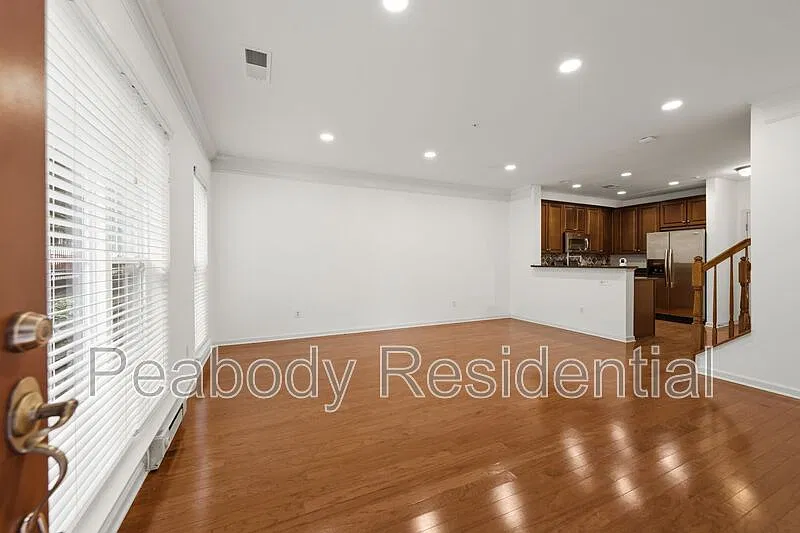 3 bed, 2.5 bath, 1524 sqft, $2,600 — Photo 3