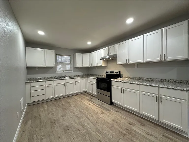 1202 Main Dr — Photo 10