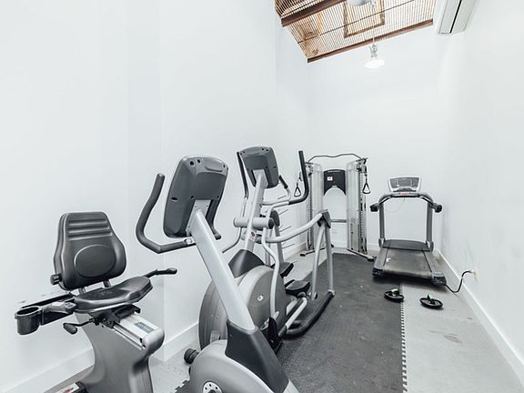 3rd image of 619 Hancock St #3