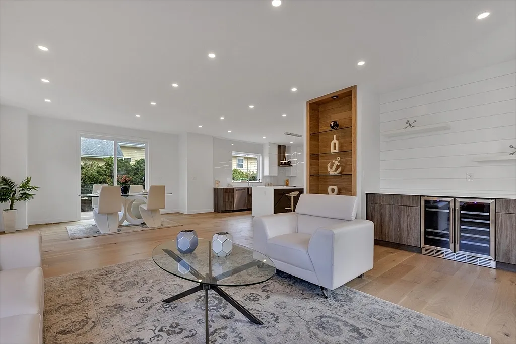 5 bed, 4.5 bath, 4400 sqft, $7,300 — Photo 2