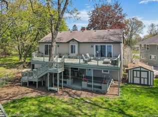 3085 Whitfield Dr, Waterford, MI 48329
