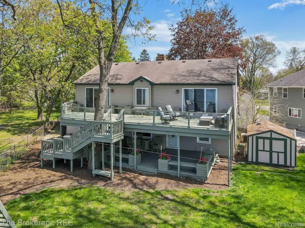 3085 Whitfield Dr, Waterford, MI 48329