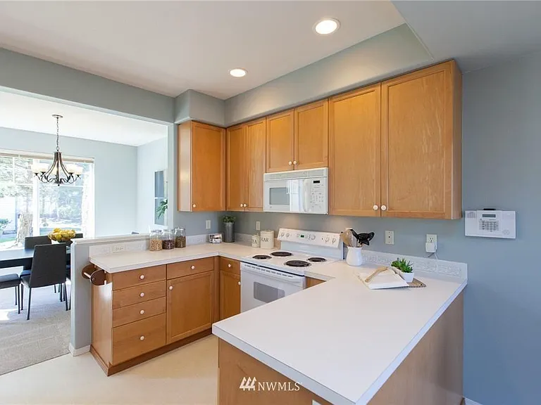 NE 6th Pl — Photo 3