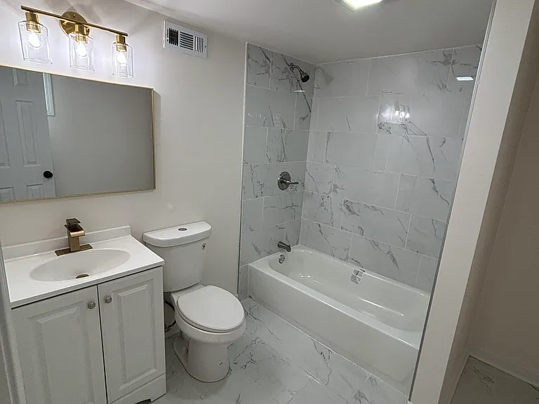 621 W 44th Pl — Photo 13