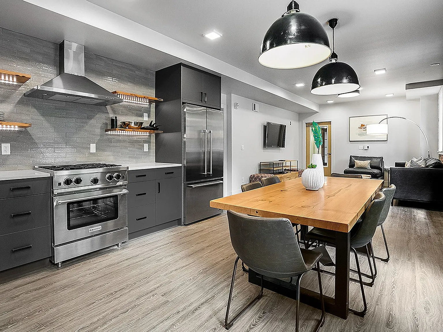 423 Terry Apartment — Photo 4