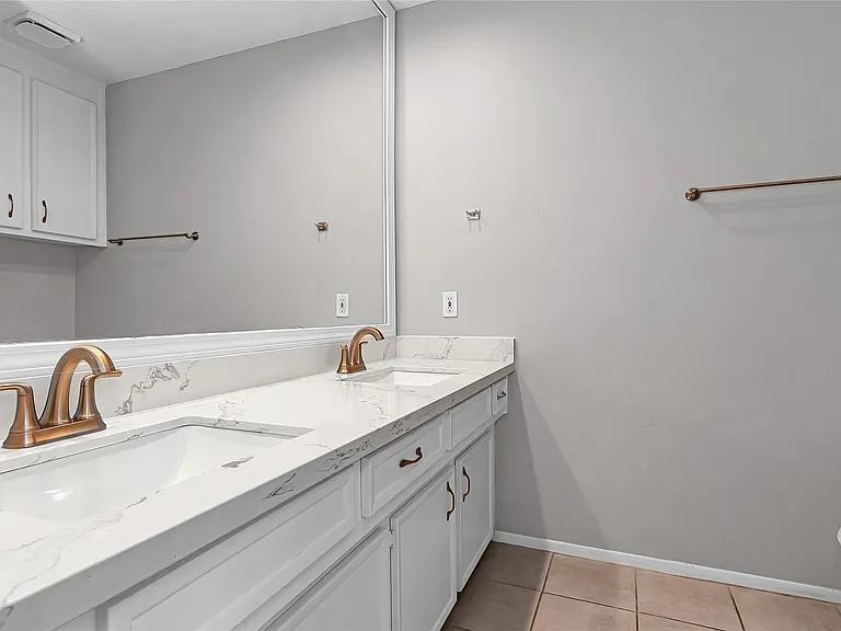 2710 Green Fields Dr — Photo 16