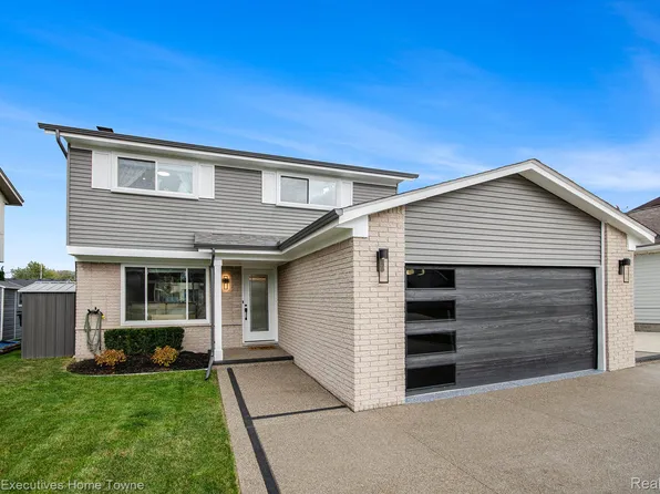 37762 Huron Pointe Dr, Harrison Township, MI 48045