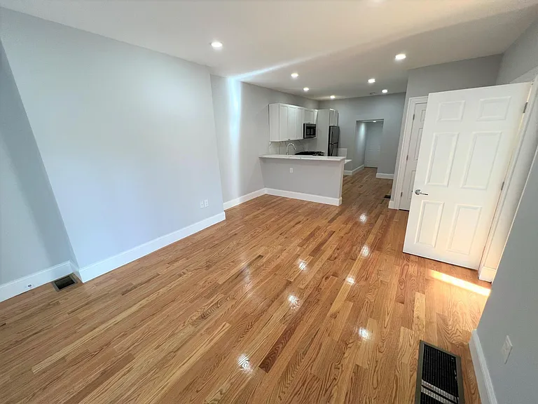 372 Oxford St #4 — Photo 1