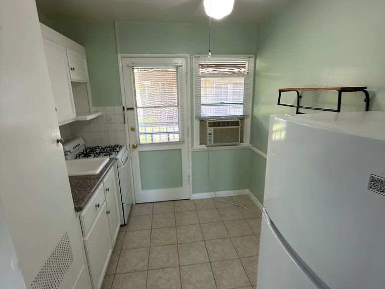 1841 Riverside Dr #STUDI0 — Photo 15