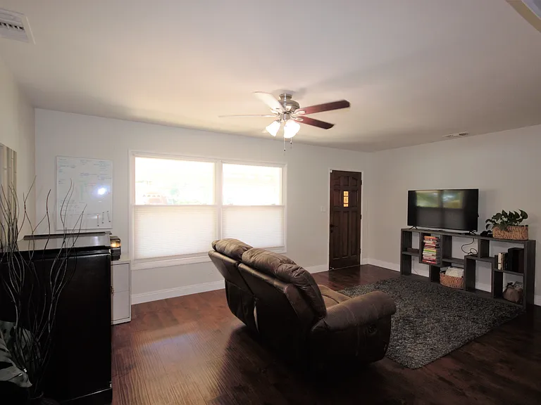 698 Patricia Ln — Photo 10