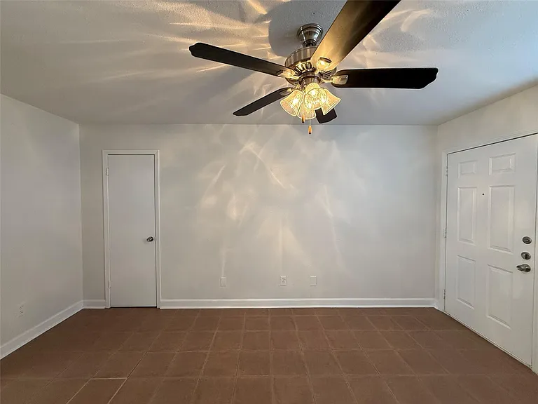 1141 N Durham Dr #17 — Photo 3