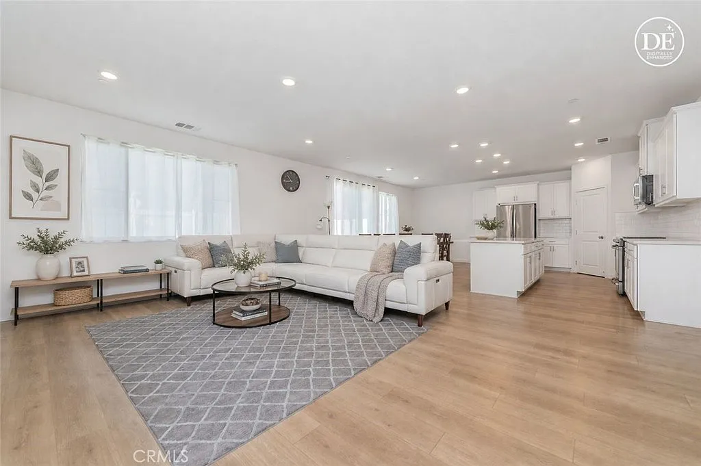 4 bed, 2464 sqft, $4,990 — Photo 3